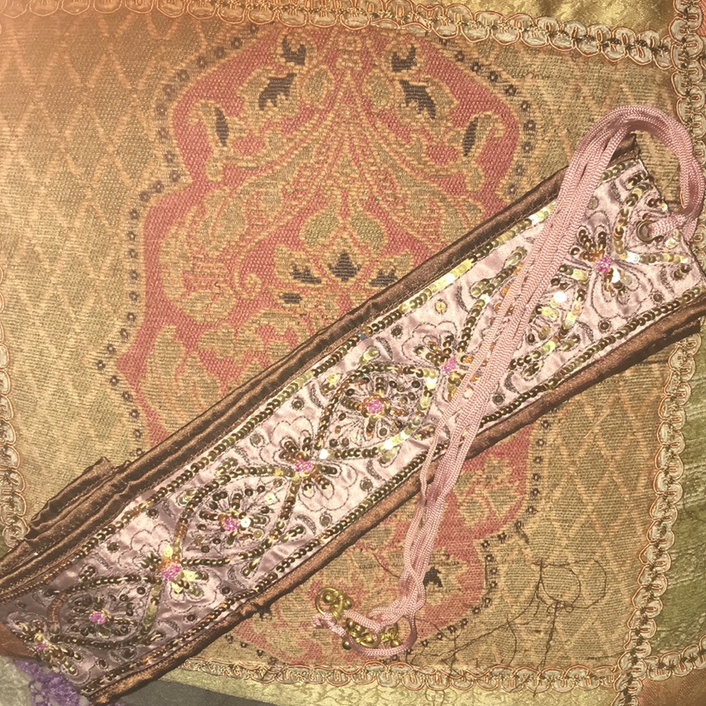 Belt with sequins inlayed in tapestry